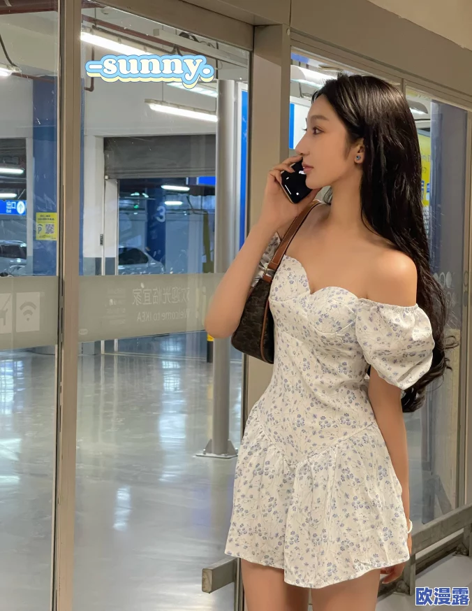 泰国娇小XXX另类惊爆！这个身材娇小的模特挑战传统审美，勇敢展现自我，赢得万千粉丝热议！